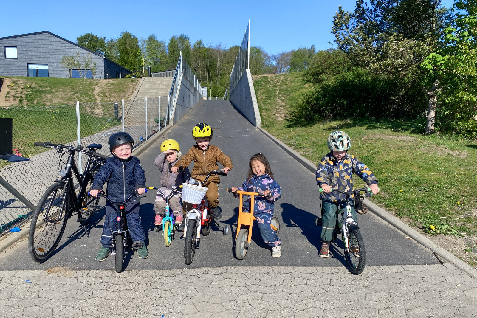 Børn på cykler