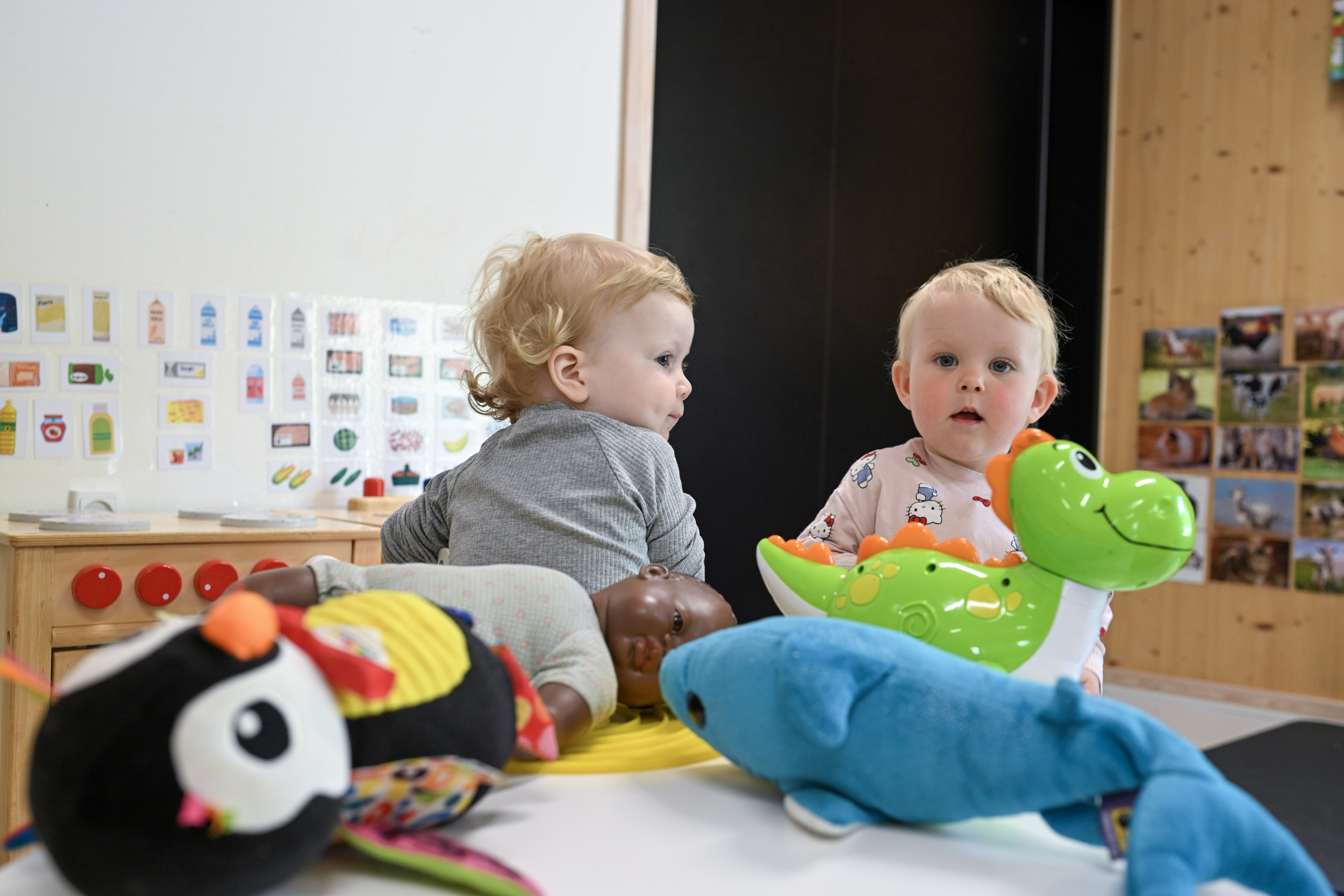 To børn med dukker og bamser