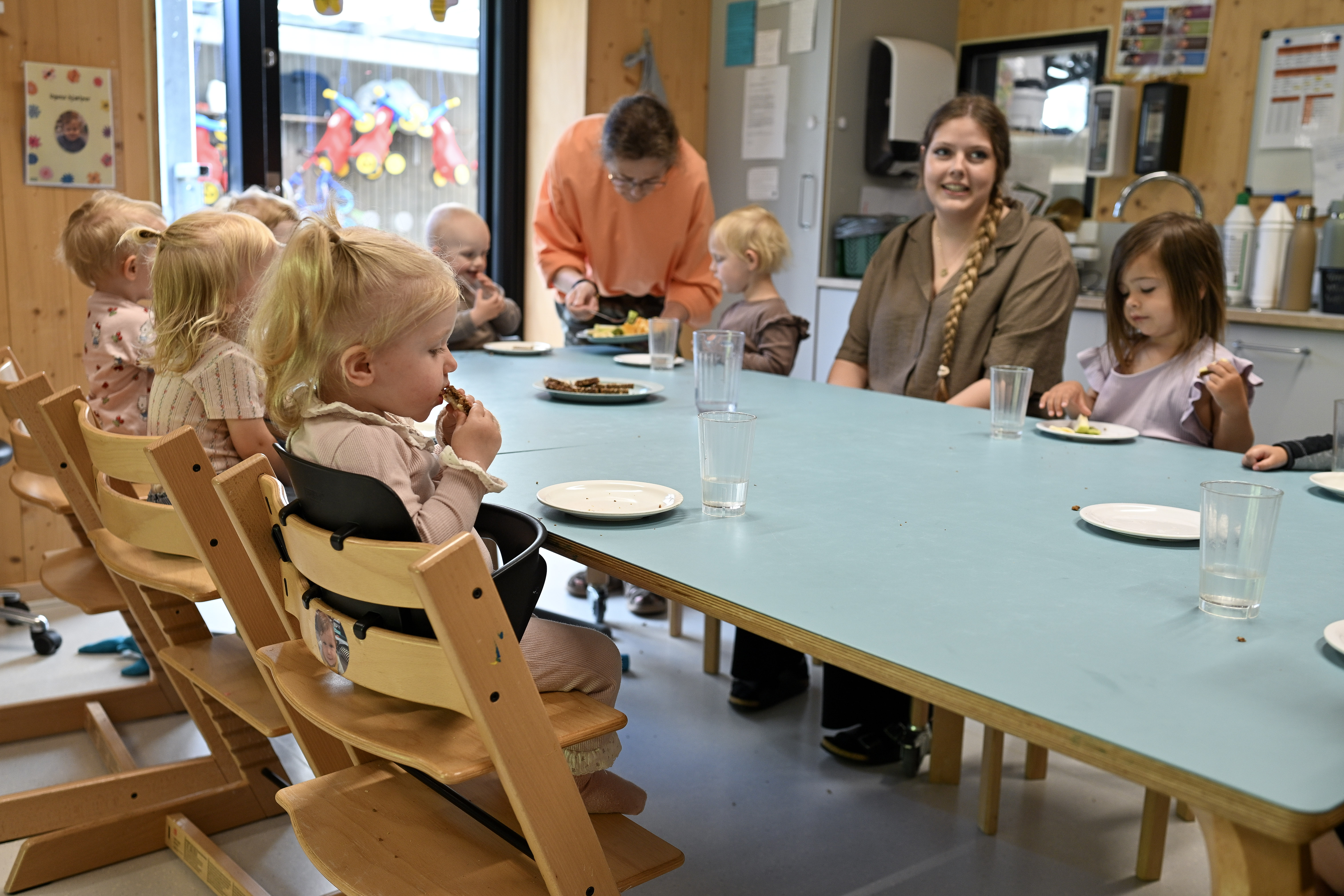 Børn spiser, og voksne hjælper