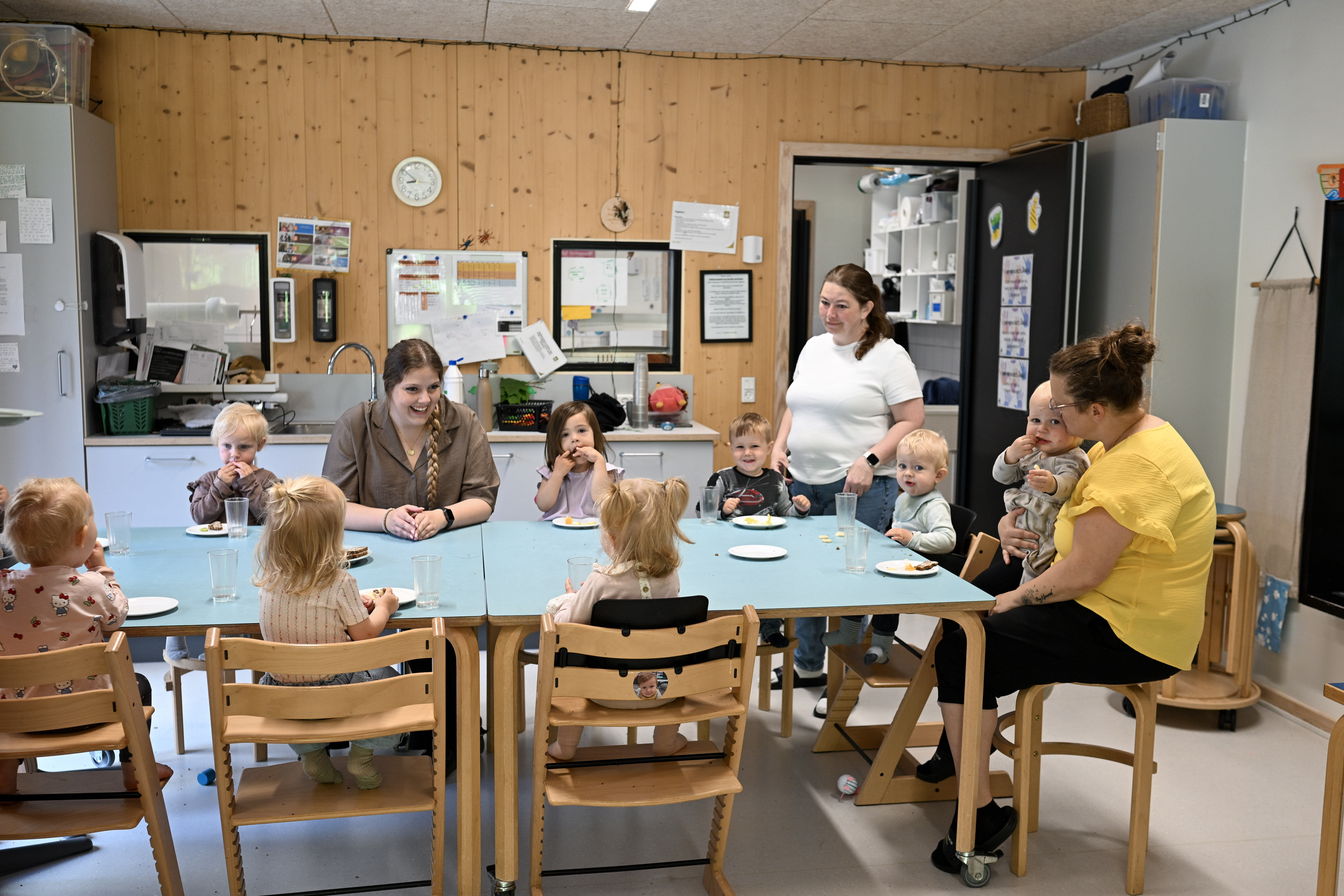 Børn spiser, og voksne hjælper