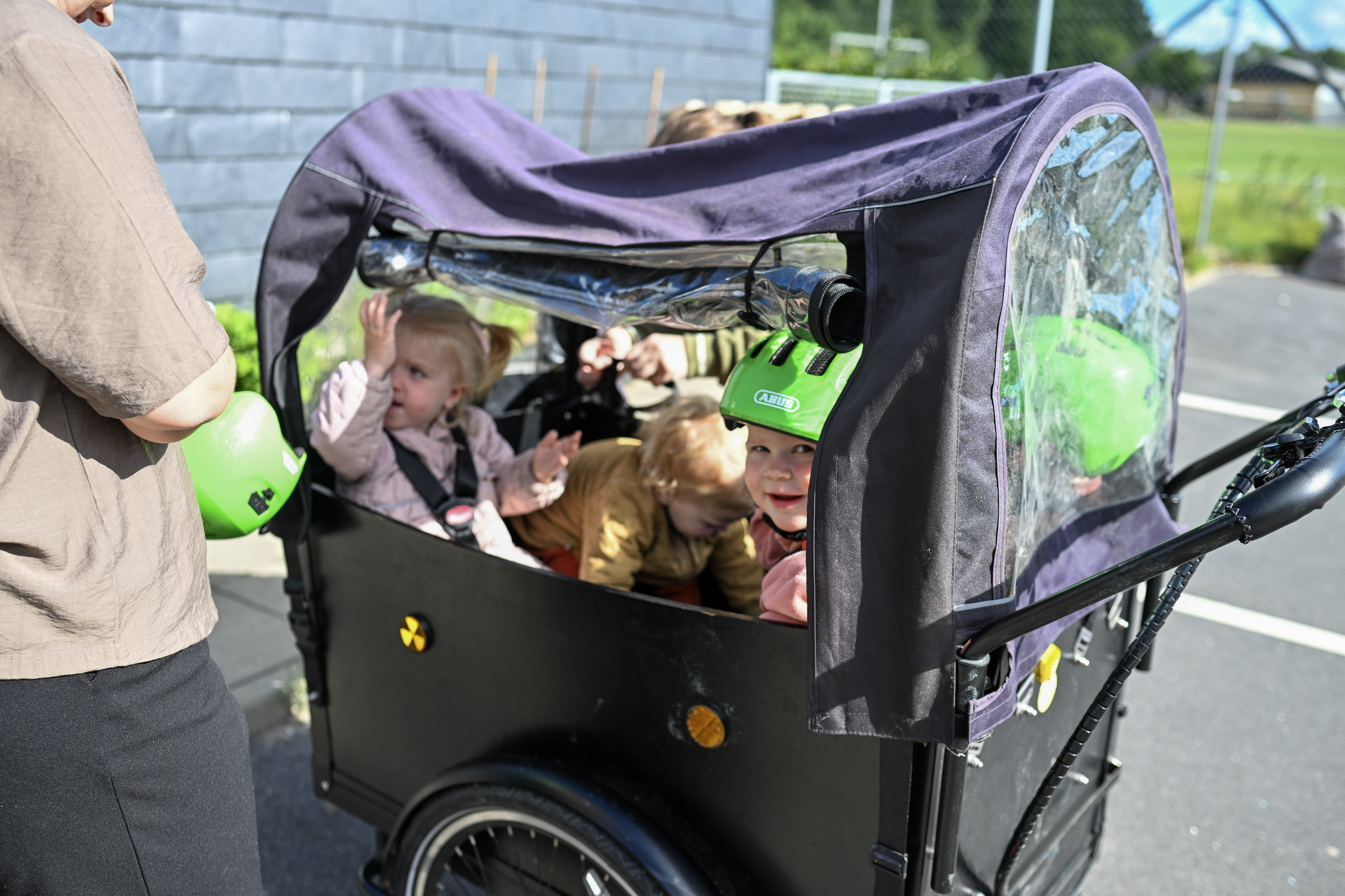 Børn i vognen på en ladcykel