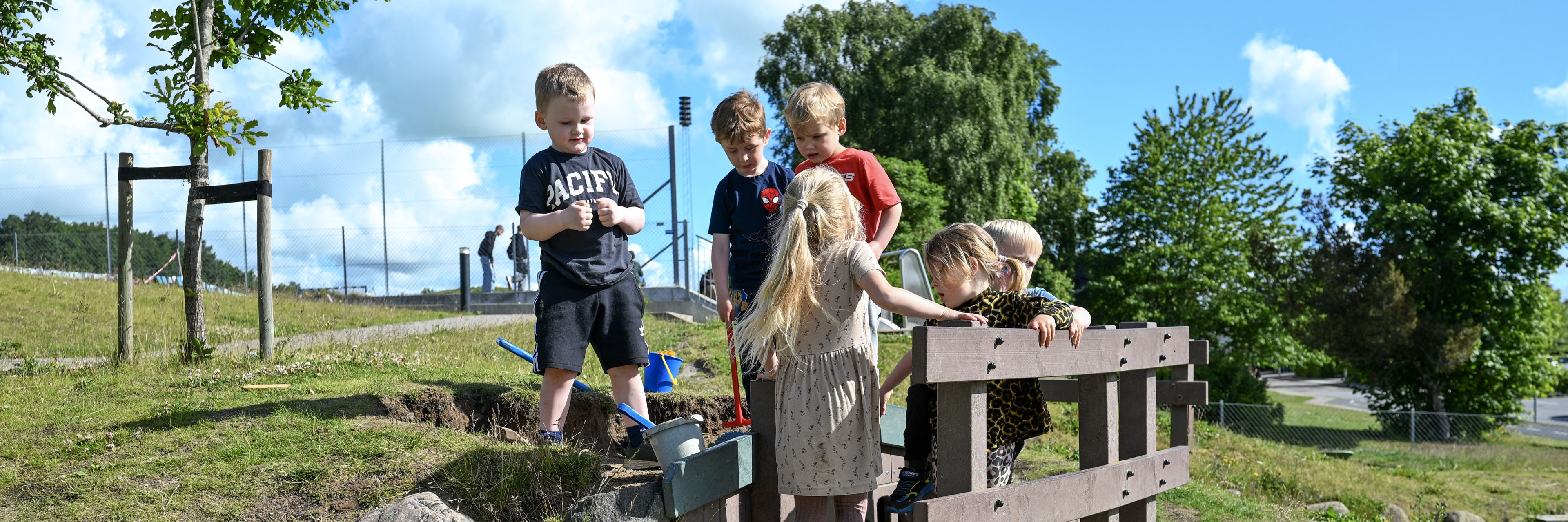 Børn leger på bro